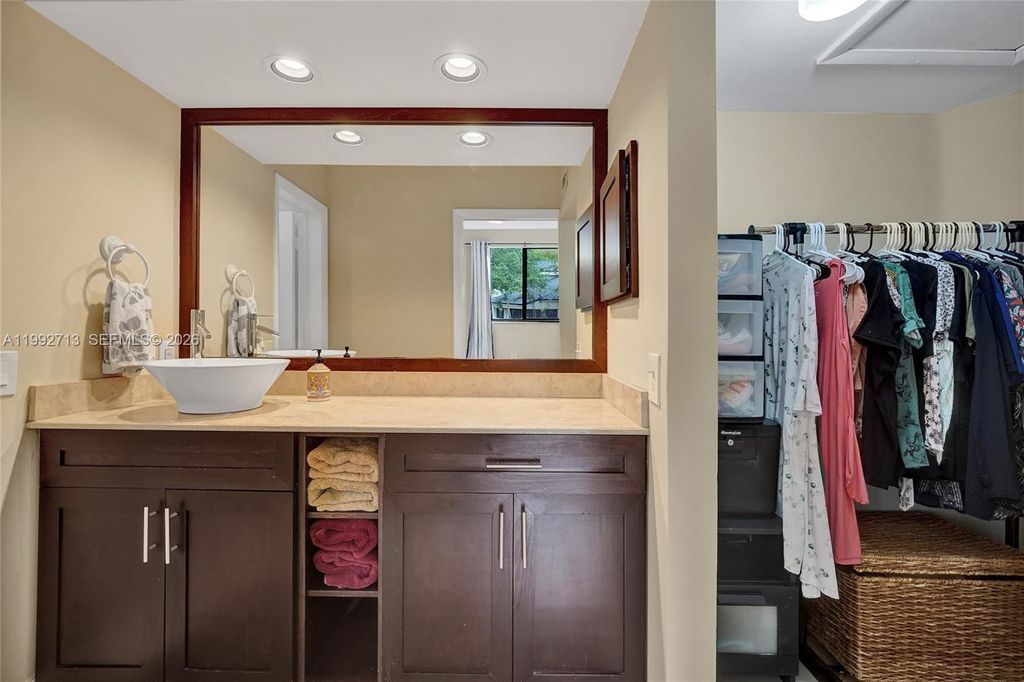 Image 22 of property listing at 8119 NW 17th Mnr 8119, Plantation, FL 33322