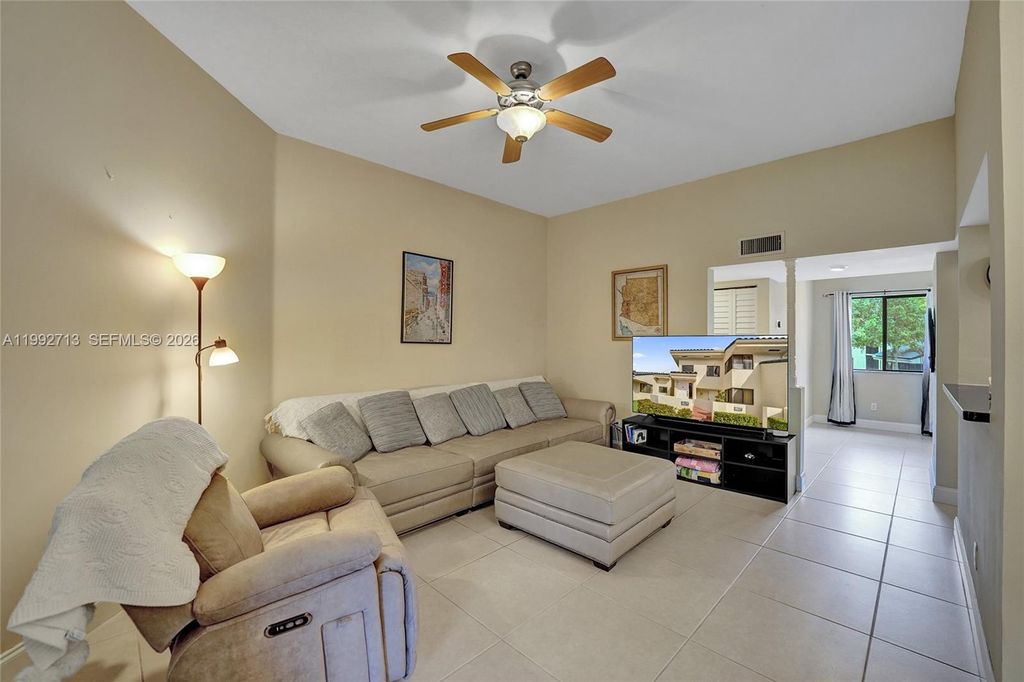 Image 3 of property listing at 8119 NW 17th Mnr 8119, Plantation, FL 33322