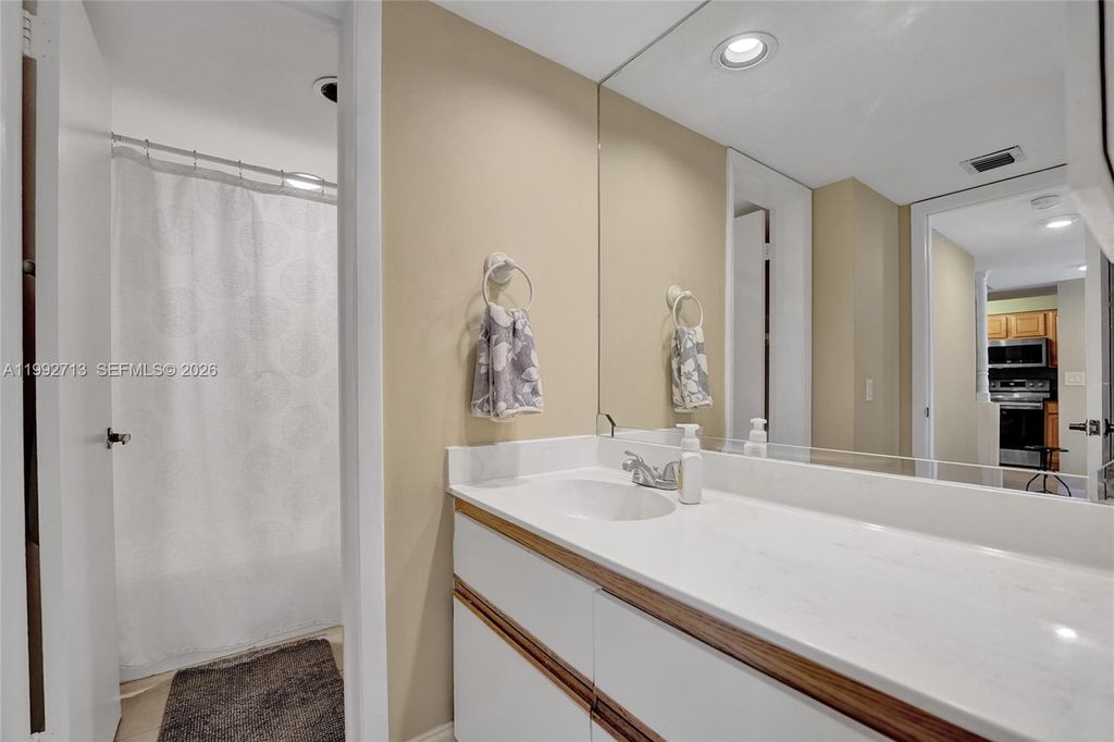 Image 32 of property listing at 8119 NW 17th Mnr 8119, Plantation, FL 33322