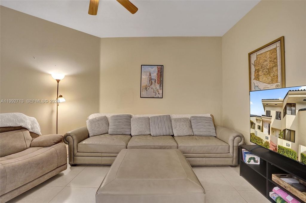 Image 4 of property listing at 8119 NW 17th Mnr 8119, Plantation, FL 33322