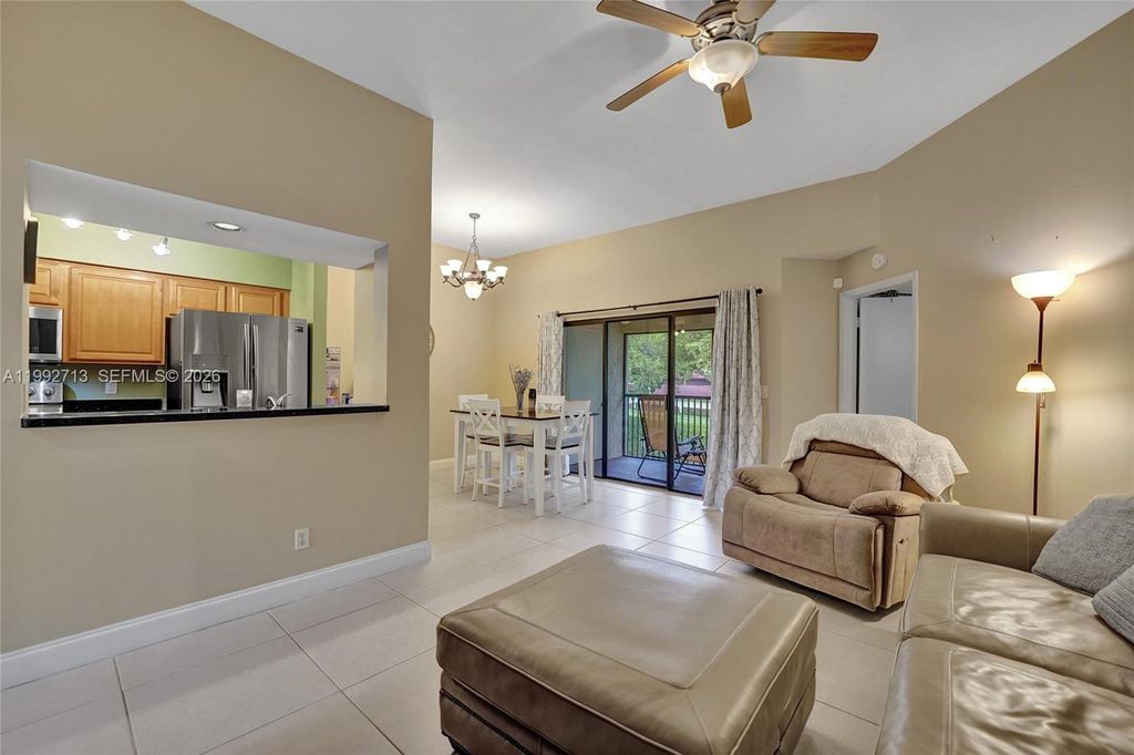 Image 40 of property listing at 8119 NW 17th Mnr 8119, Plantation, FL 33322