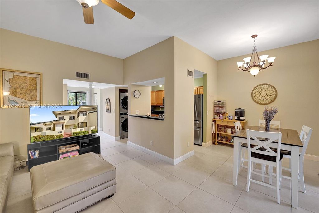 Image 5 of property listing at 8119 NW 17th Mnr 8119, Plantation, FL 33322