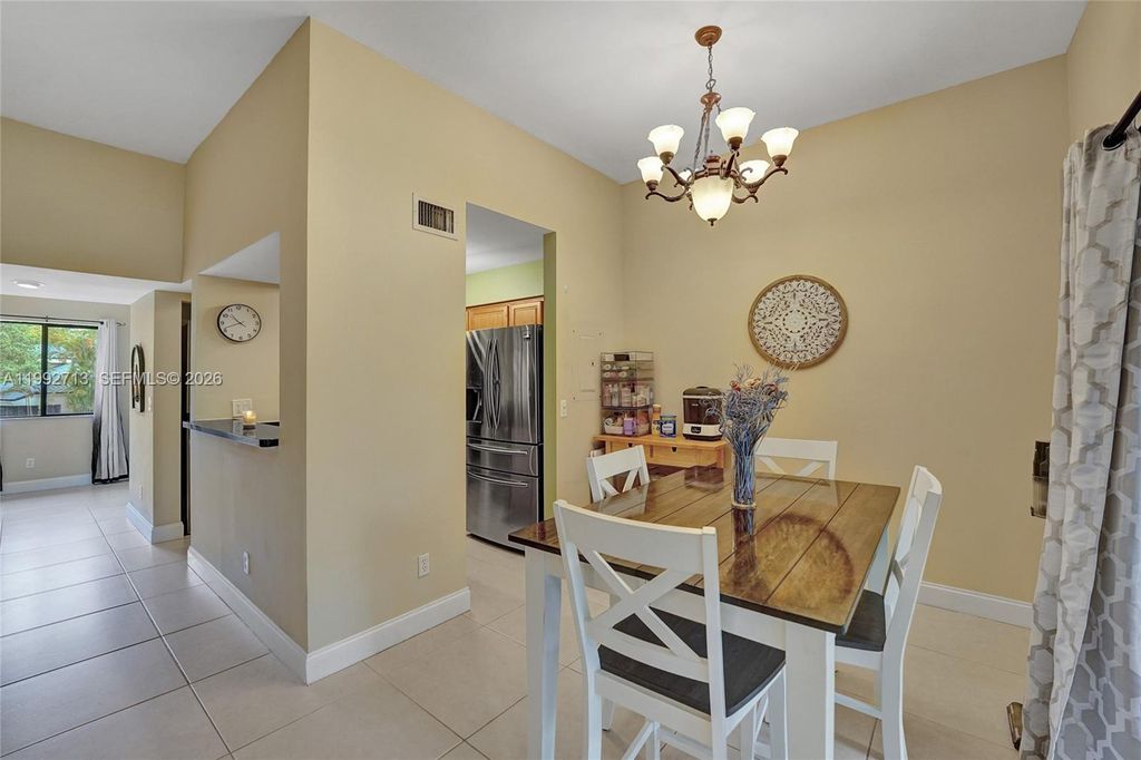 Image 6 of property listing at 8119 NW 17th Mnr 8119, Plantation, FL 33322