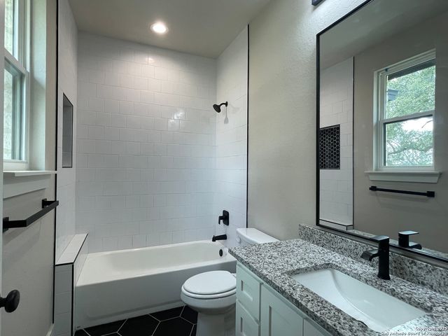 399 Bauer Lane, Castroville, TX 78009