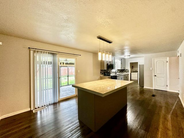 1253 E Louise Ave, Manteca, CA 95336