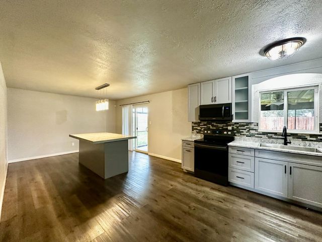 1253 E Louise Ave, Manteca, CA 95336