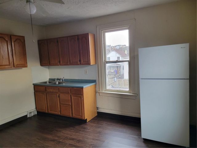 811 10th St, Stowe Twp, PA 15136
