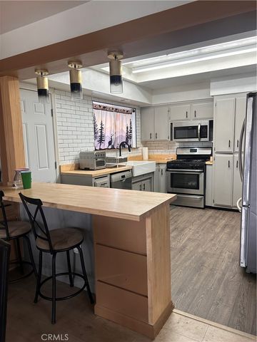 889 Cardona Place, Hemet, CA 92543