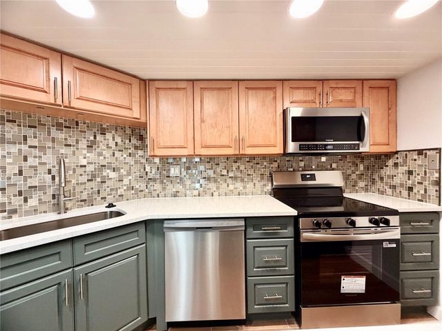 7400 SUN ISLAND DRIVE S 111, South Pasadena, FL 33707