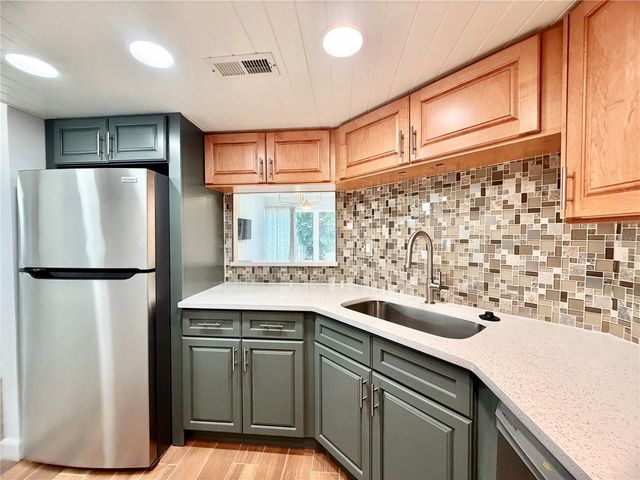 7400 SUN ISLAND DRIVE S 111, South Pasadena, FL 33707
