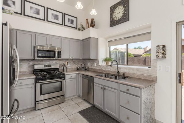 60196 E Crestview Court, Tucson, AZ 85739