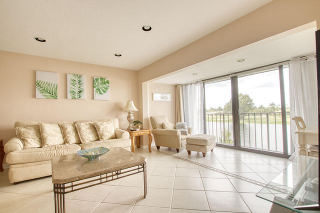 4272 D Este Court 305, Lake Worth, FL 33467