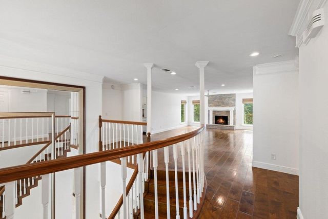 17 Hedgebrook WAY, The Hills, TX 78738