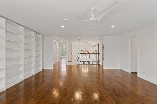 17 Hedgebrook WAY, The Hills, TX 78738