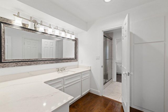 17 Hedgebrook WAY, The Hills, TX 78738