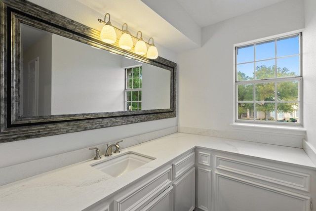 17 Hedgebrook WAY, The Hills, TX 78738