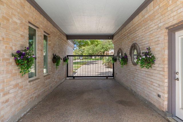 17 Hedgebrook WAY, The Hills, TX 78738