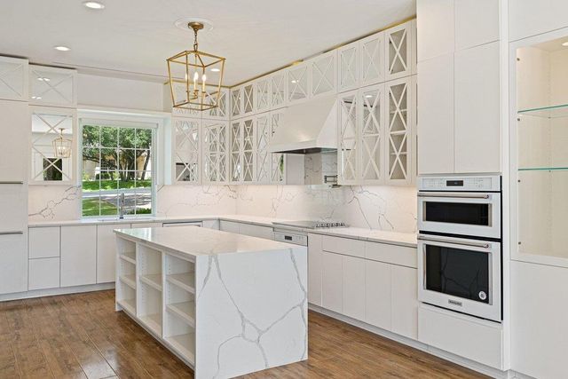 17 Hedgebrook WAY, The Hills, TX 78738