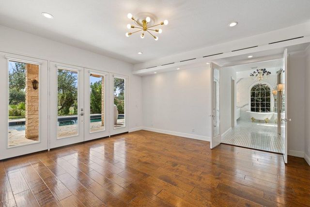 17 Hedgebrook WAY, The Hills, TX 78738
