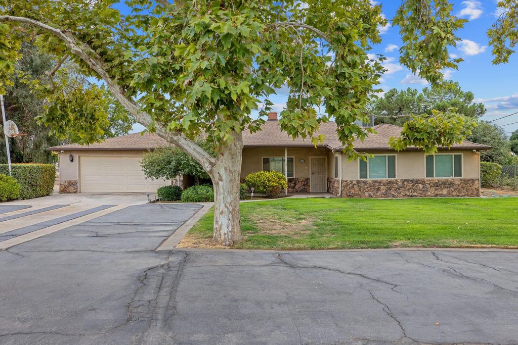 Image 1 of property listing at 1714 N Blythe Avenue, Fresno, CA 93722