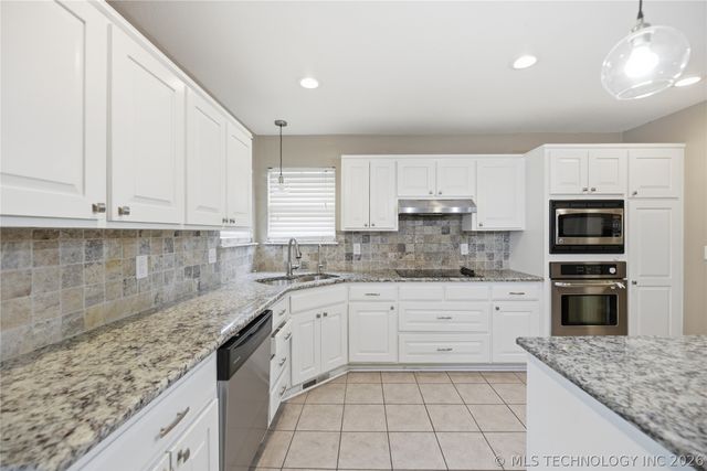 7412 S Fern Avenue, Broken Arrow, OK 74011