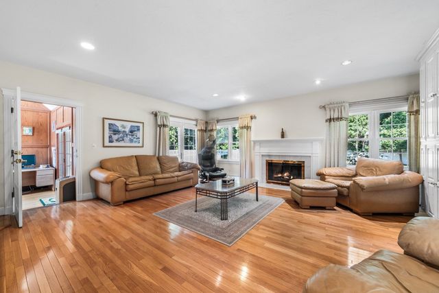 17 Old Landing Rd, Pembroke, MA 02359