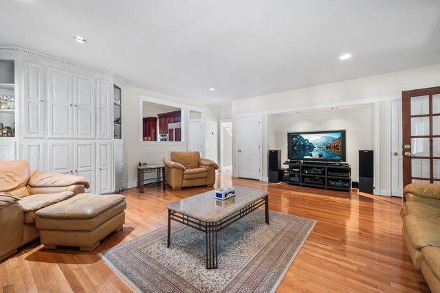 17 Old Landing Rd, Pembroke, MA 02359