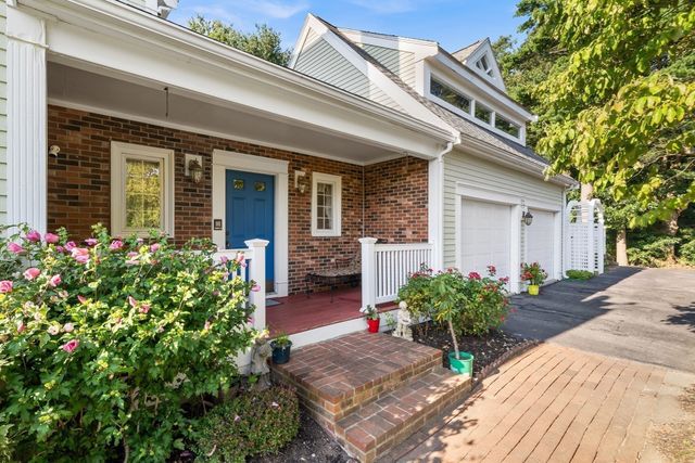 17 Old Landing Rd, Pembroke, MA 02359