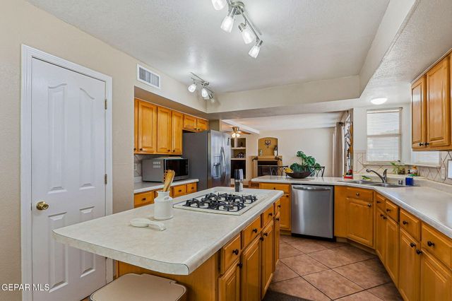 13817 HORIZON HEIGHTS Circle, Horizon City, TX 79928
