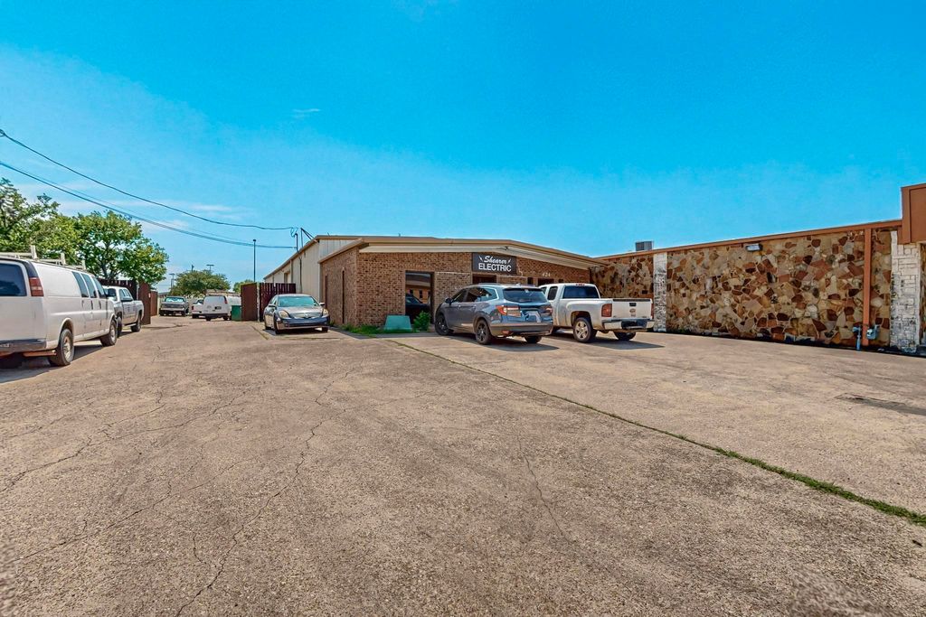 424 S Bryan Belt Line Road, Mesquite, TX 75149
