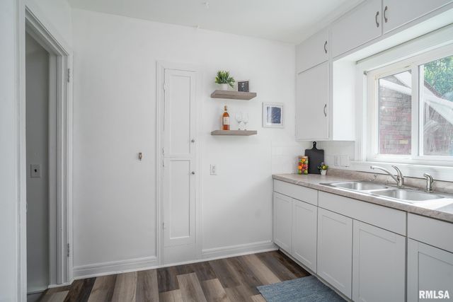 2424 AVENUE OF THE CITIES, Moline, IL 61265