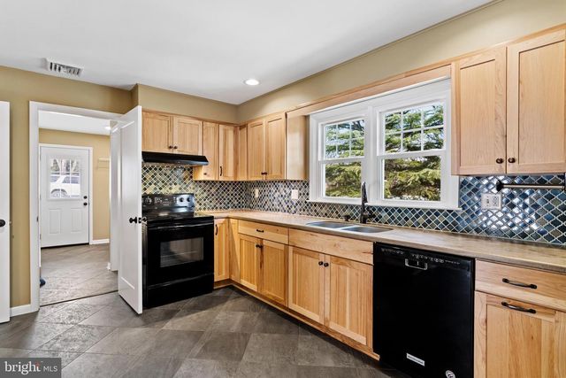 12 HICKORY PL, Camp Hill, PA 17011