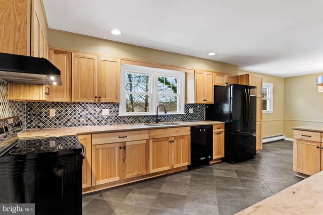 12 HICKORY PL, Camp Hill, PA 17011