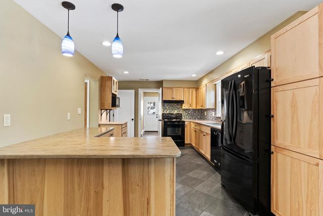 12 HICKORY PL, Camp Hill, PA 17011