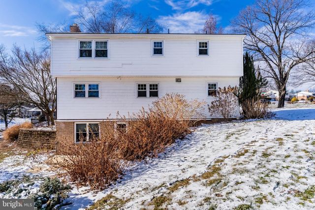 12 HICKORY PL, Camp Hill, PA 17011