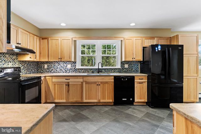 12 HICKORY PL, Camp Hill, PA 17011