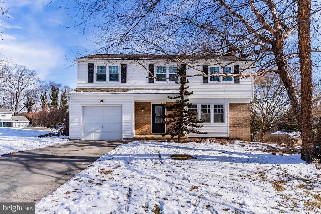 12 HICKORY PL, Camp Hill, PA 17011