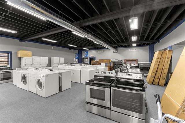12738 E 8 Mile Road, Detroit, MI 48205