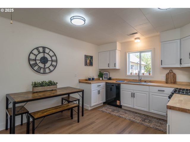 176 Se HOOVER Ave, Roseburg, OR 97470