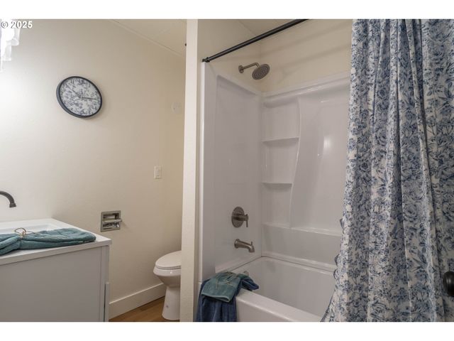 176 Se HOOVER Ave, Roseburg, OR 97470