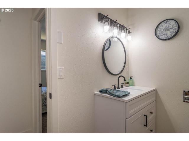 176 Se HOOVER Ave, Roseburg, OR 97470