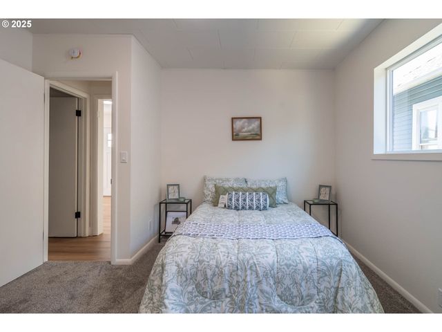 176 Se HOOVER Ave, Roseburg, OR 97470