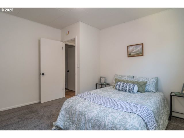176 Se HOOVER Ave, Roseburg, OR 97470