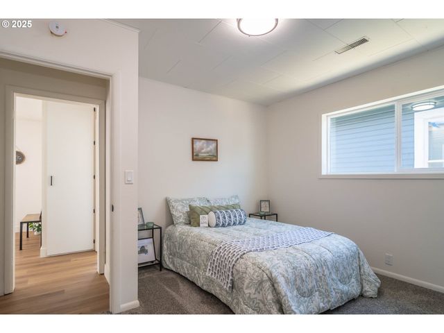 176 Se HOOVER Ave, Roseburg, OR 97470