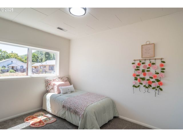176 Se HOOVER Ave, Roseburg, OR 97470