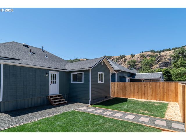 176 Se HOOVER Ave, Roseburg, OR 97470