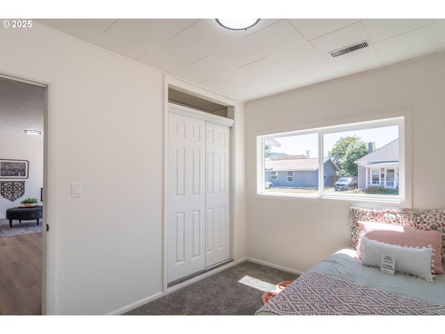 176 Se HOOVER Ave, Roseburg, OR 97470