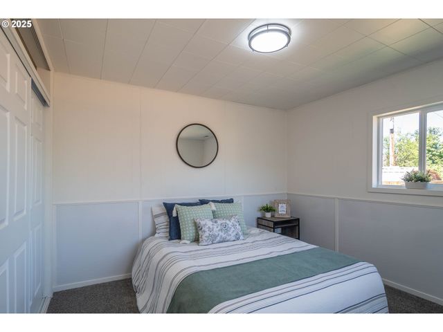 176 Se HOOVER Ave, Roseburg, OR 97470