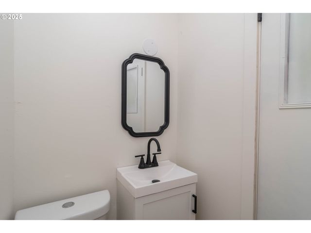 176 Se HOOVER Ave, Roseburg, OR 97470