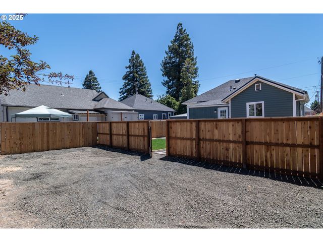 176 Se HOOVER Ave, Roseburg, OR 97470